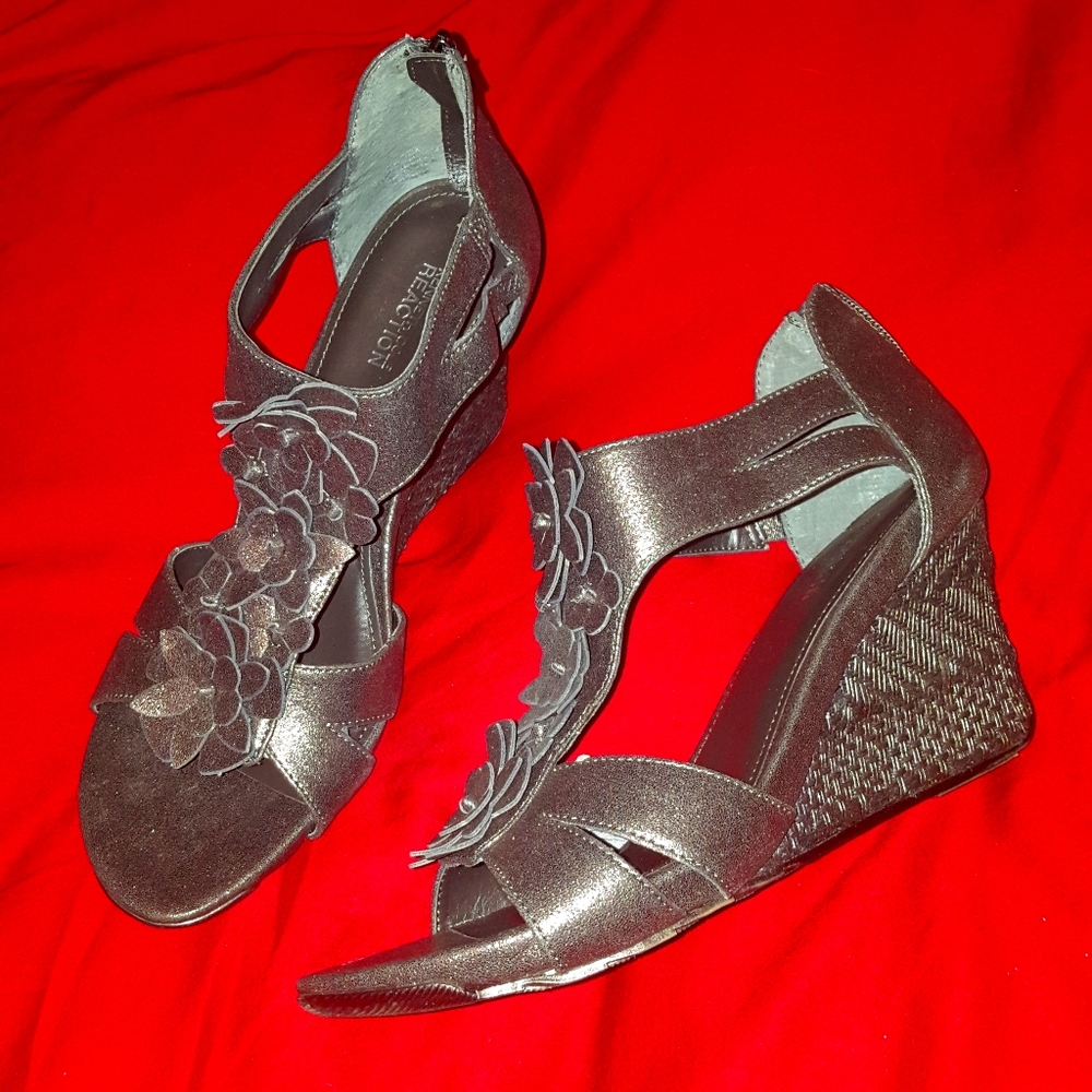 Kenneth Cole Reaction Metallic Wedge Sandals 10